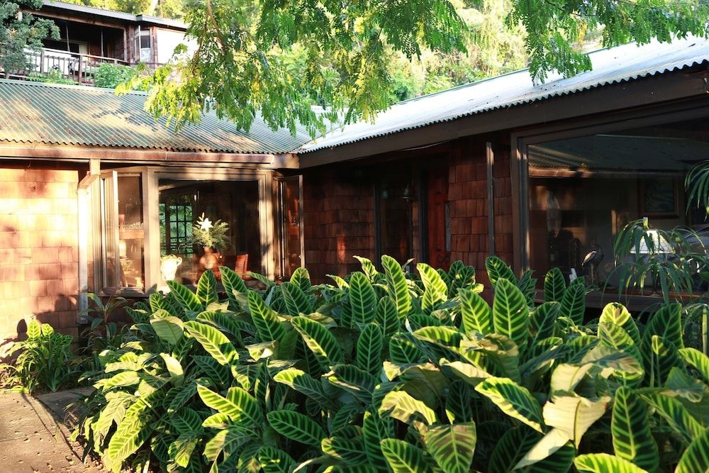 Hale Maluhia Country Inn Kona2