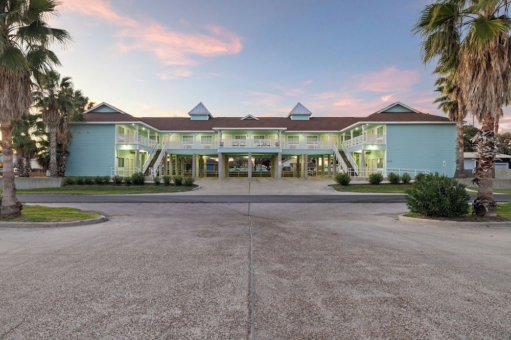 Bluff's Landing Marina and Lodge3