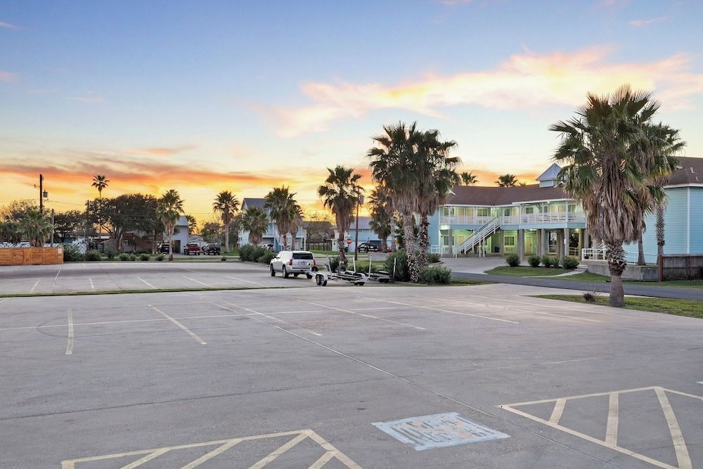 Bluff's Landing Marina and Lodge2