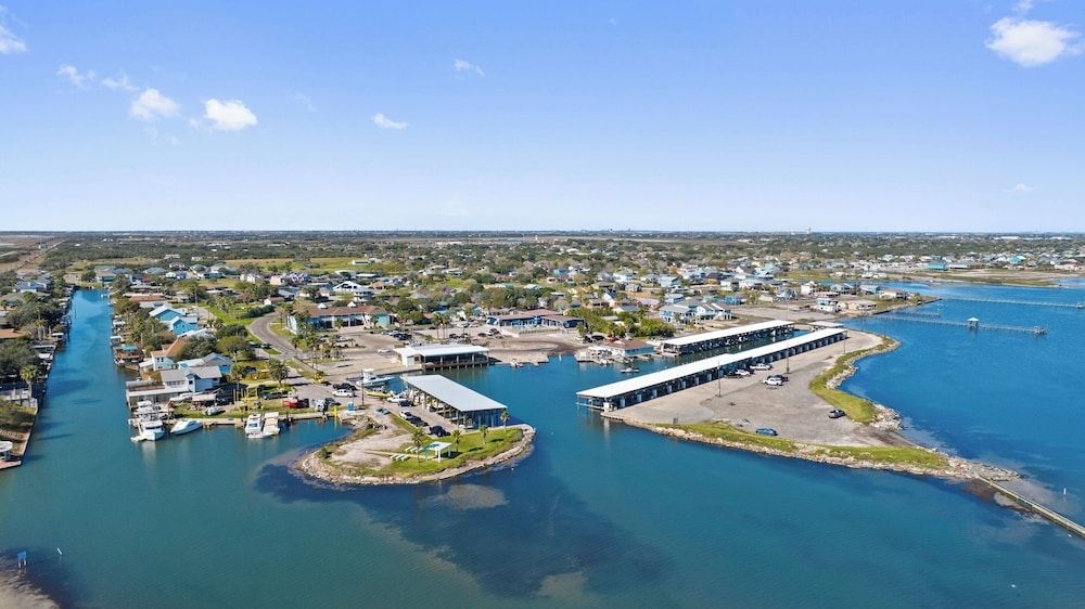 Bluff's Landing Marina and Lodge0