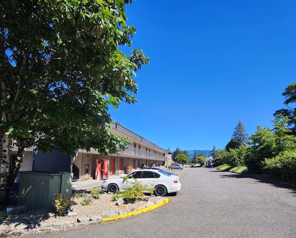 Columbia Gorge Inn2