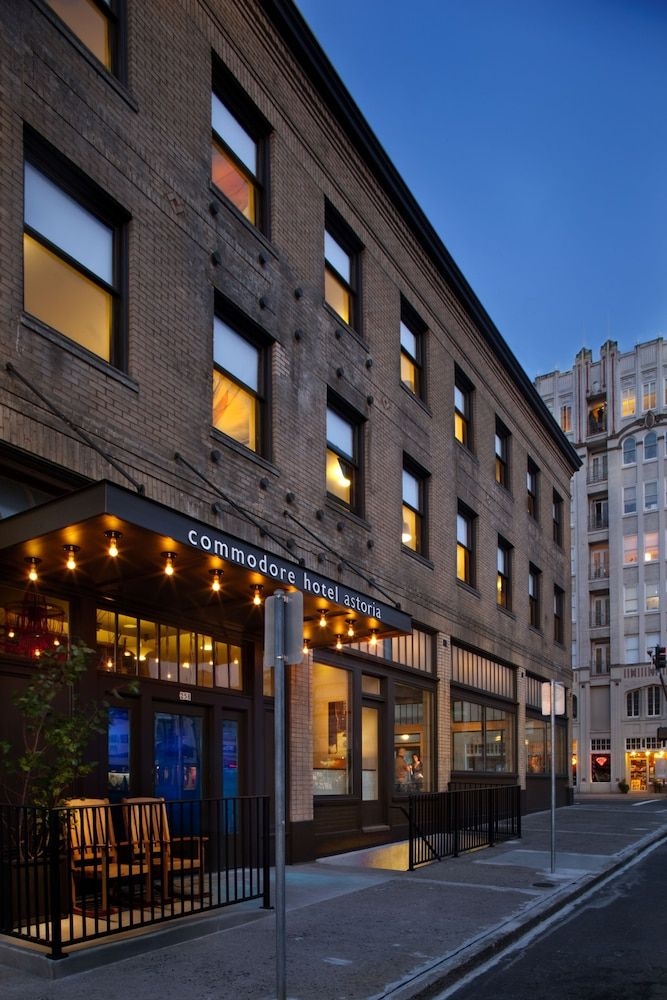 Commodore Hotel3