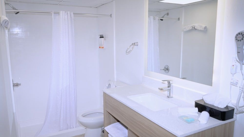 Airport Waterfront Inn3