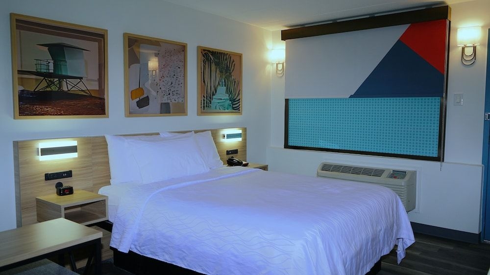 Airport Waterfront Inn4