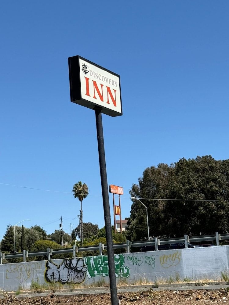 Discovery Inn0