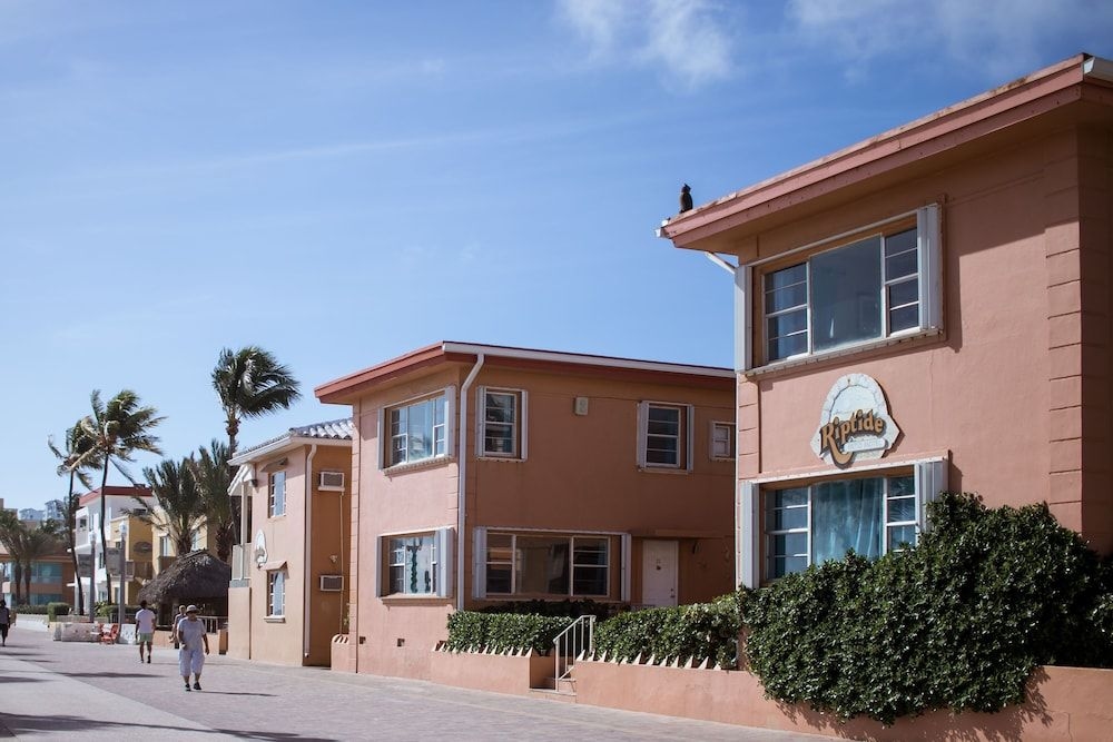 Riptide Oceanfront Hotel0