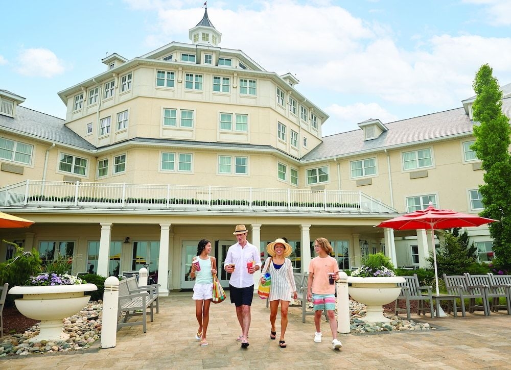 Cedar Point's Hotel Breakers2