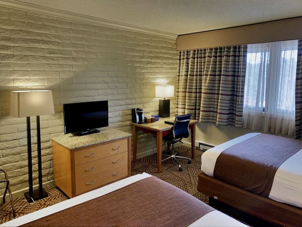 Thunderbird Lodge3