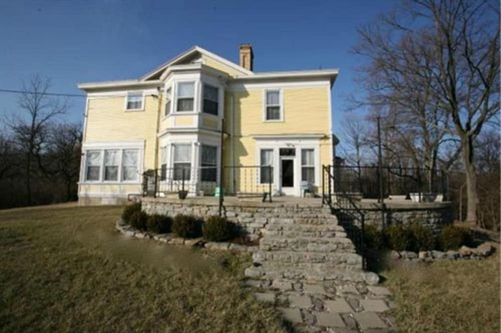 Six Acres Bed & Breakfast0