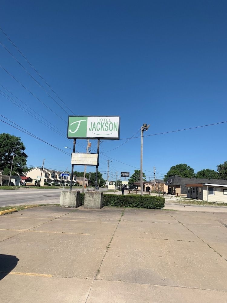 AMERICAS BEST VALUE INN MACOMB1