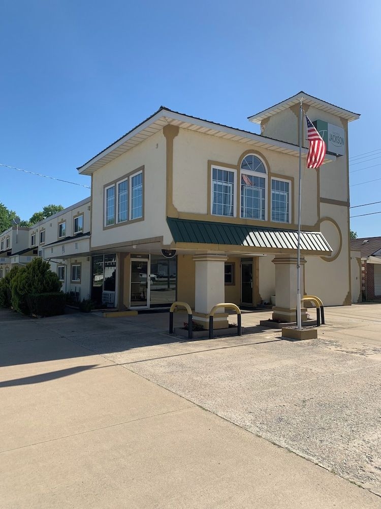 AMERICAS BEST VALUE INN MACOMB0
