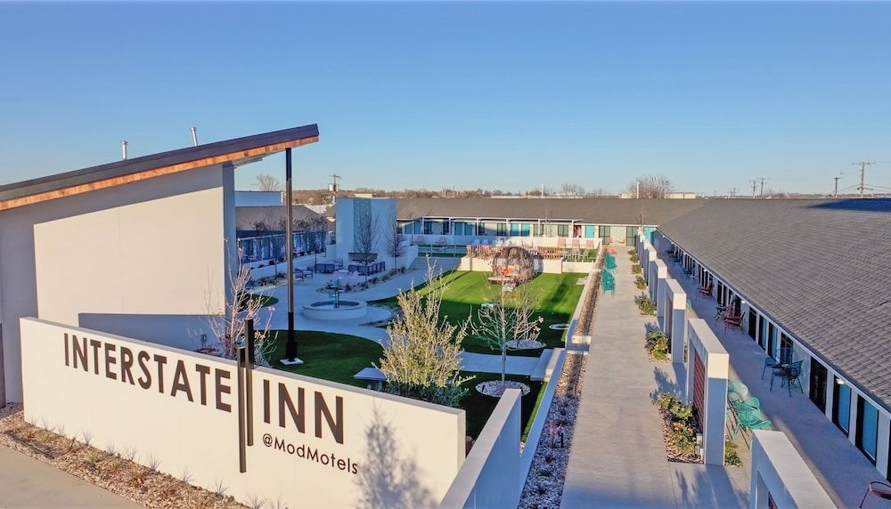 CARAVAN INN2