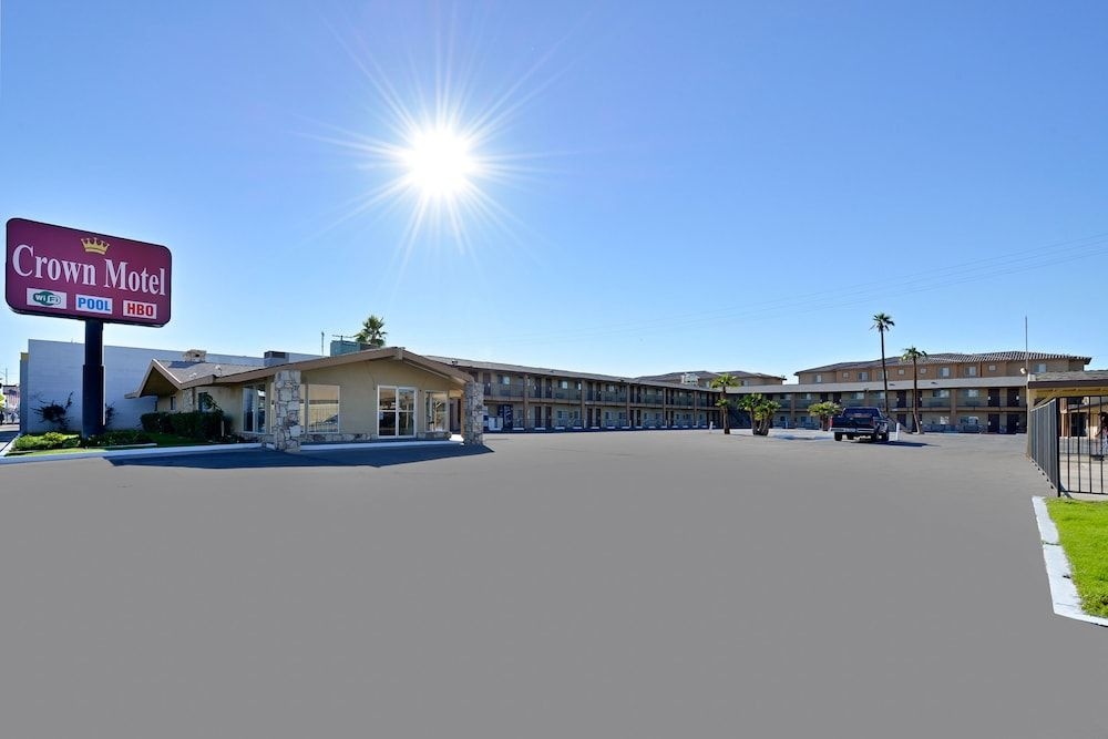 Crown Motel0