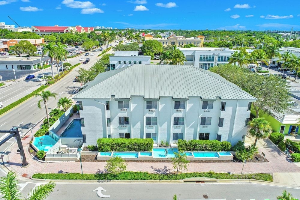 Naples Park Central Hotel1