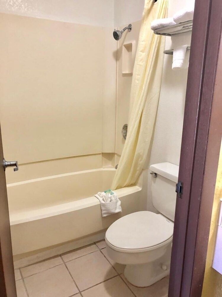 Rodeway Inn2