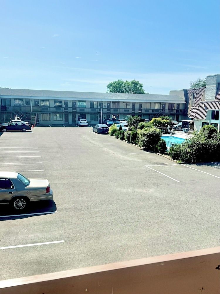 Rodeway Inn & Suites3