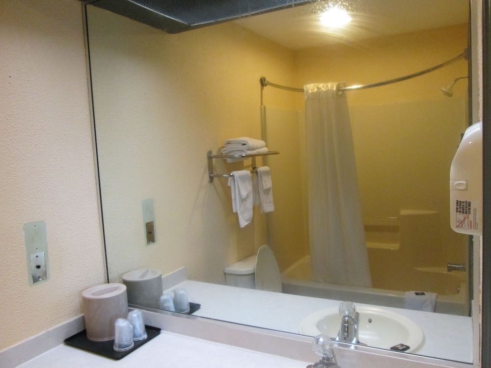 Econo Lodge4