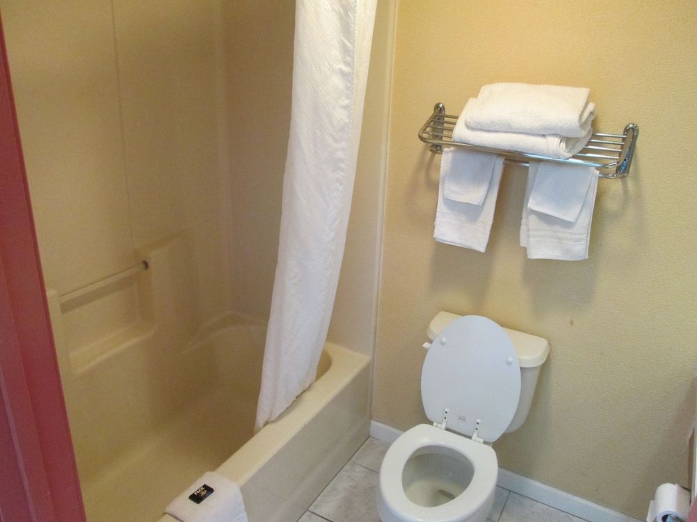 Econo Lodge3