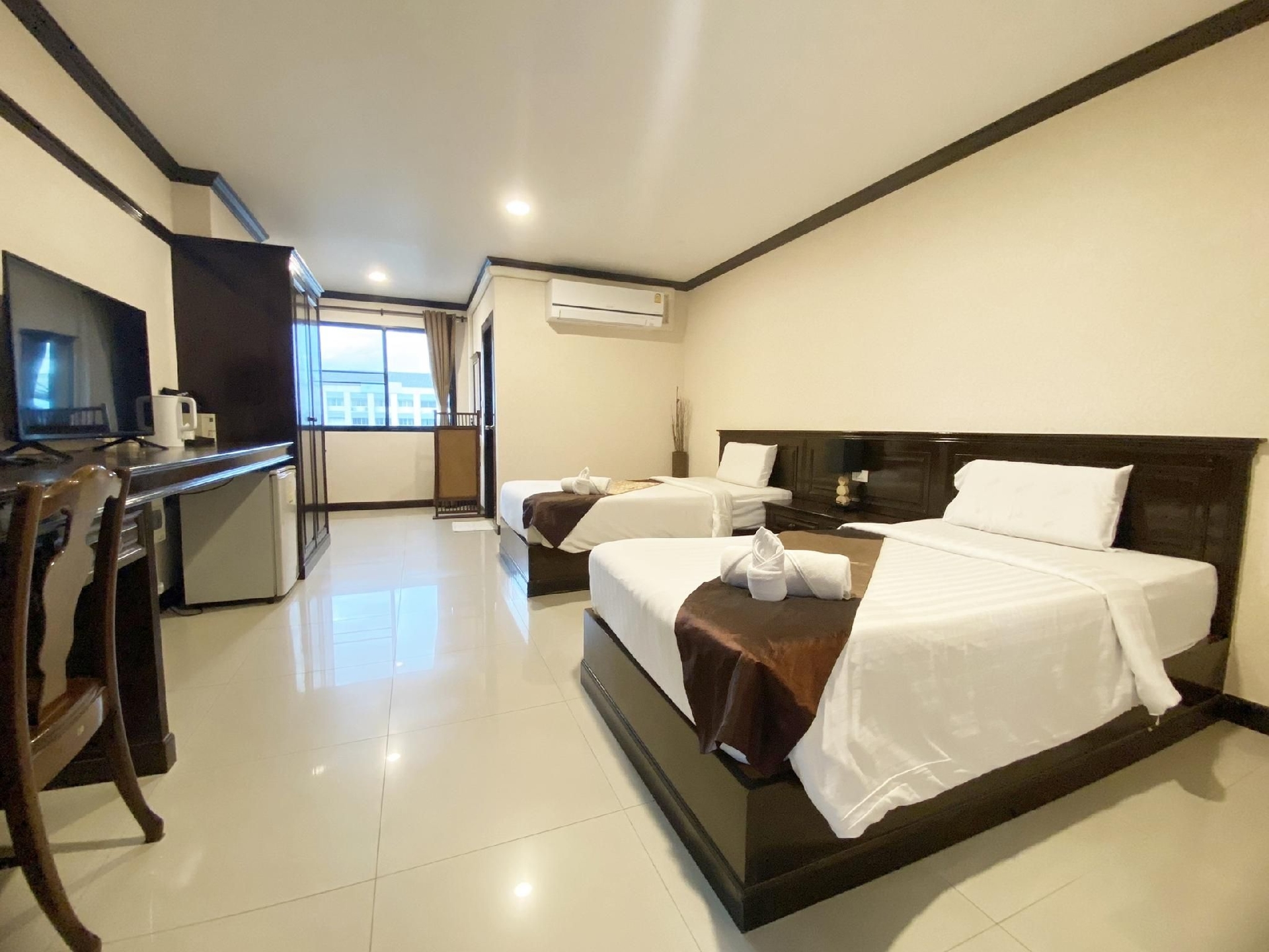 โรงแรมโรมีนาแกรนด์ (Romena Grand Hotel)0