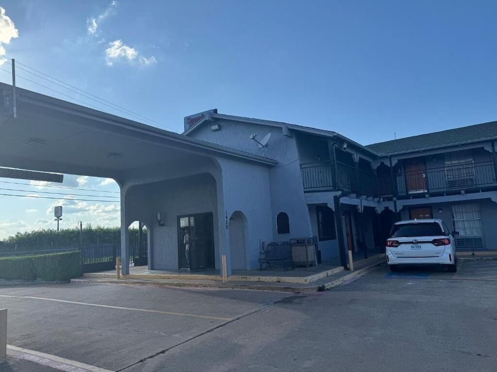 SPANISH TRAILS INN0
