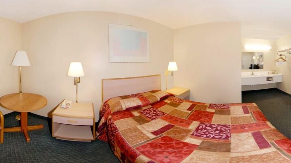 Econo Lodge4