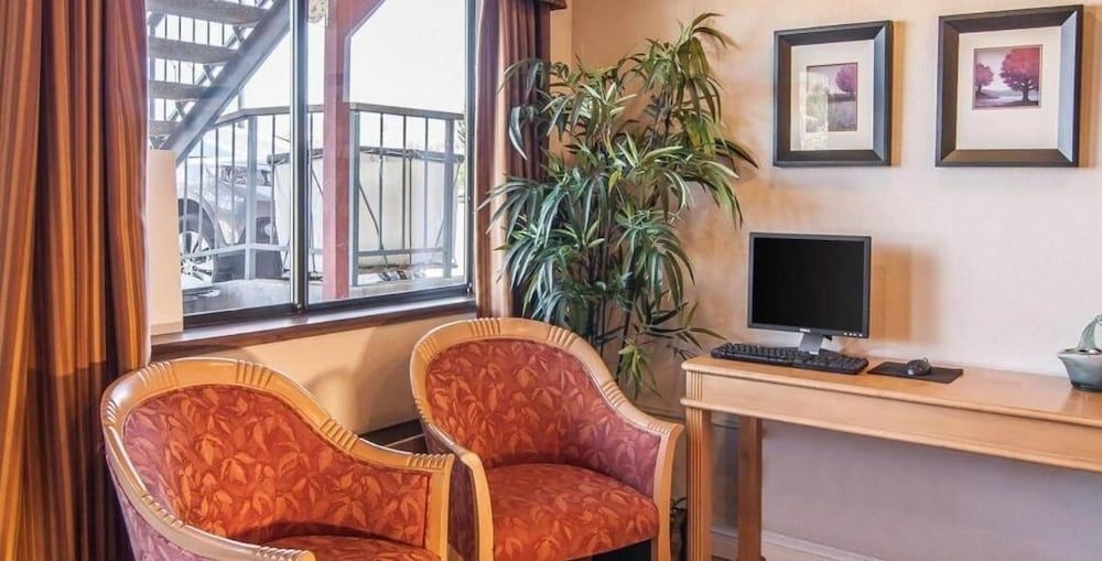 Econo Lodge3