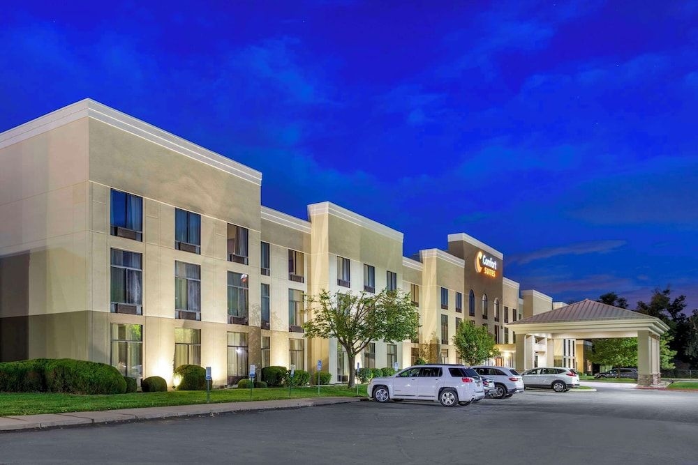 Comfort Suites0