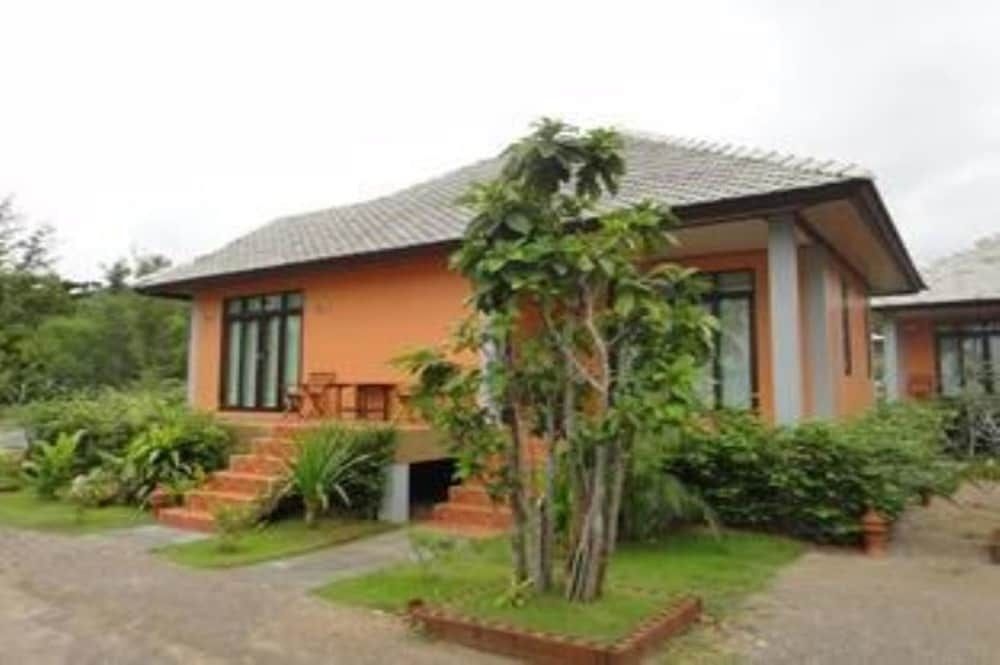 ขนอม ซันไรส์ บีช รีสอร์ท (Khanom Sunrise Beach Resort)1