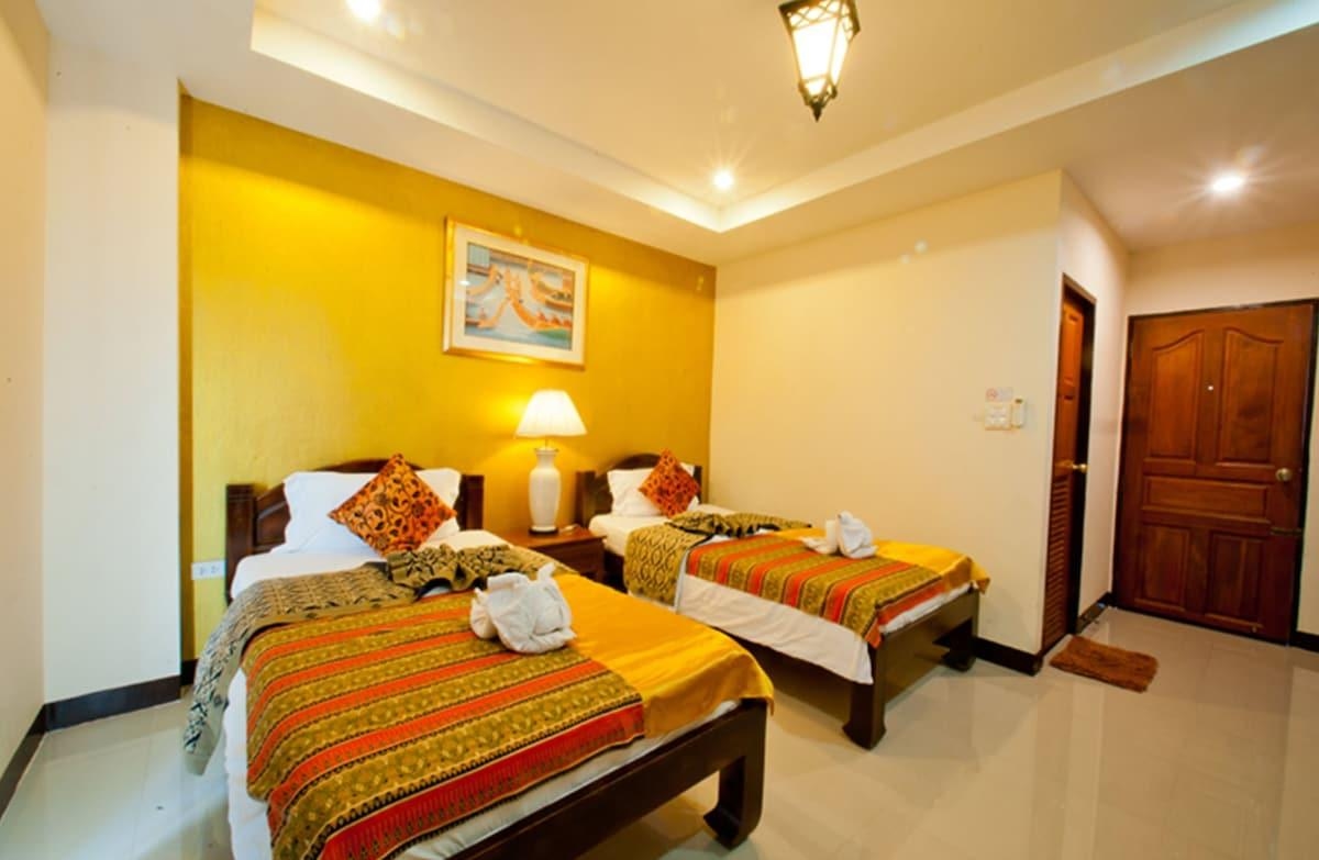 ฟ้าหลวง เรสซิเดนซ์ (Fahluang Residence)1