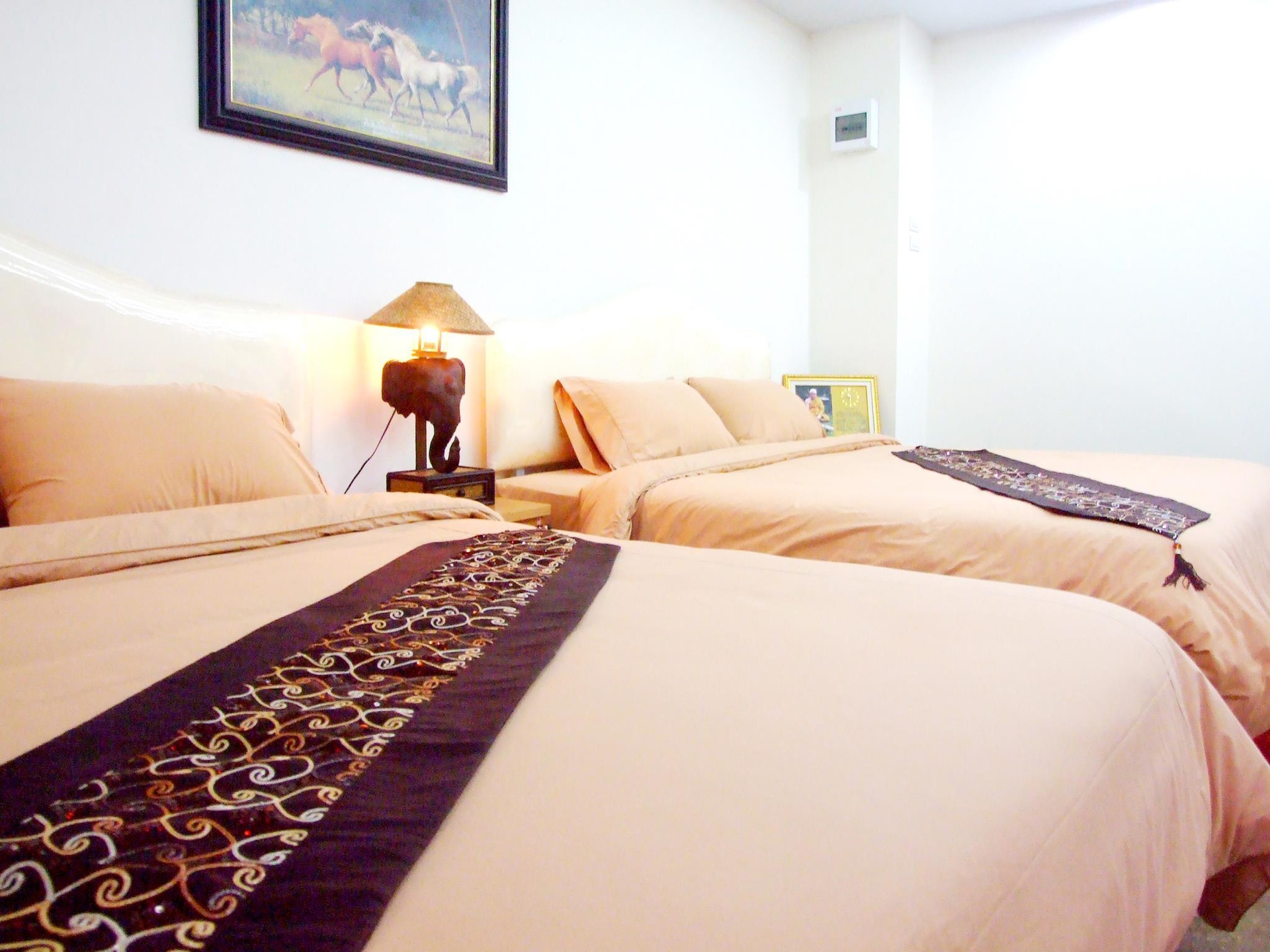 ควีน พาเลซ โฮเต็ล (Queen Palace Hotel)1