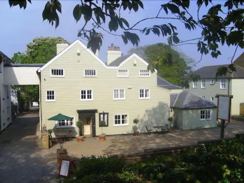 The White Cliffs Hotel1