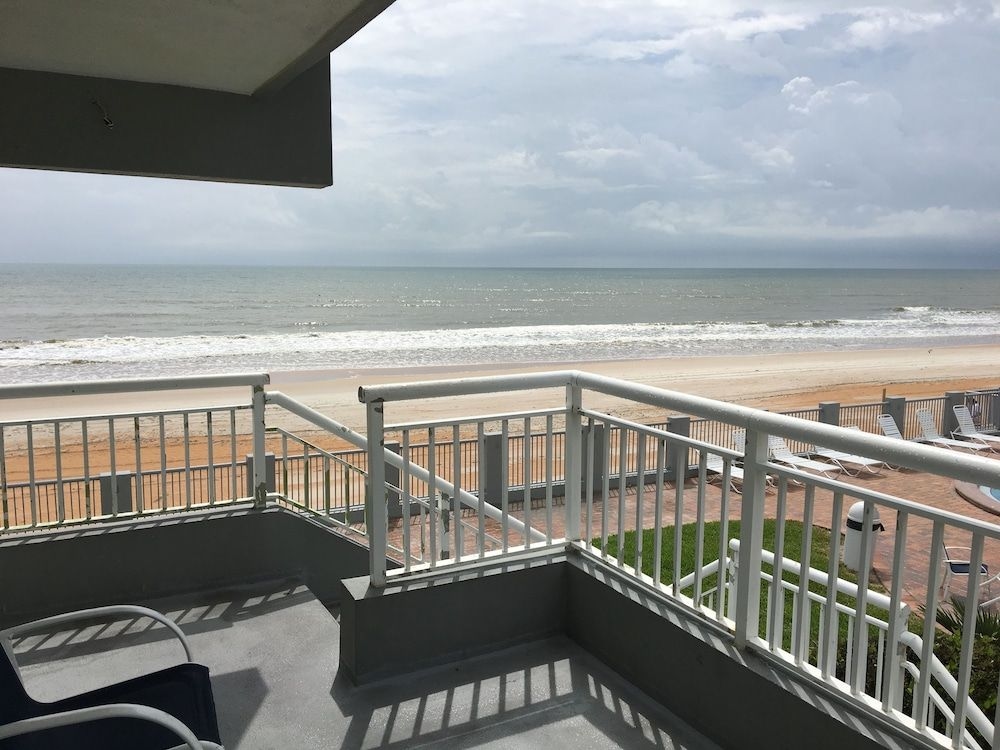 Days Inn And Suites Mainsail Oceanfront2