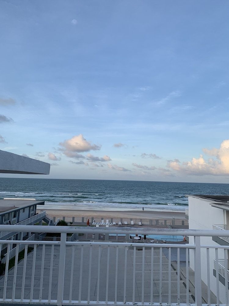 Days Inn And Suites Mainsail Oceanfront1