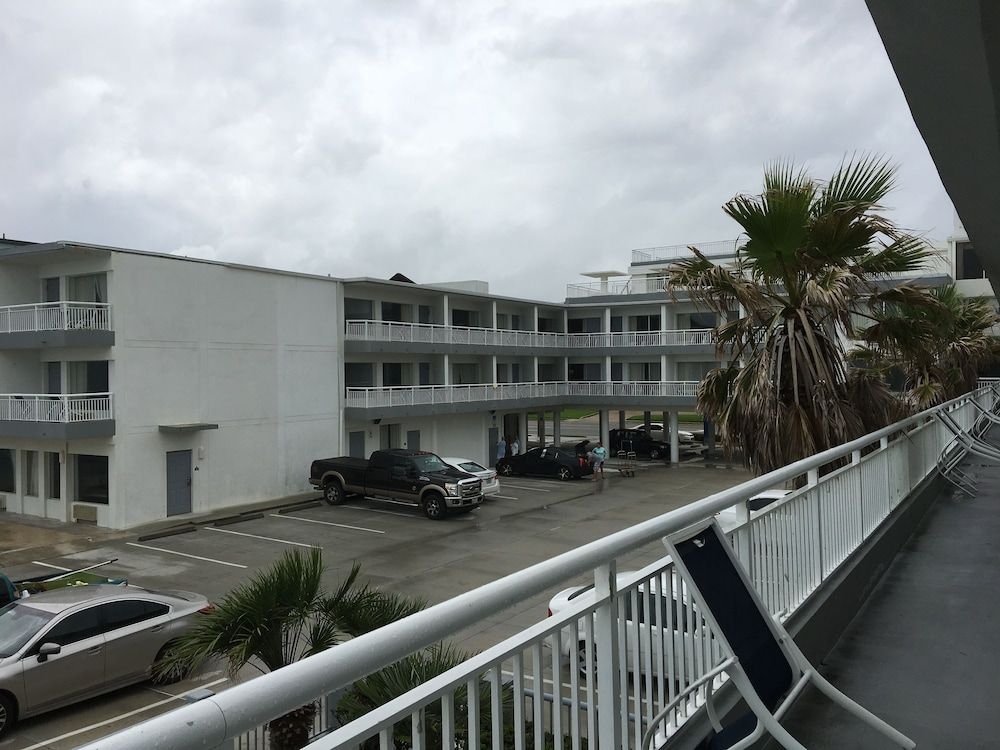 Days Inn And Suites Mainsail Oceanfront3