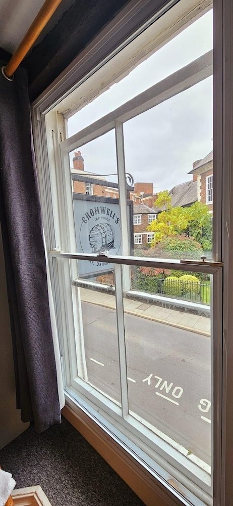 Cromwell's Inn2