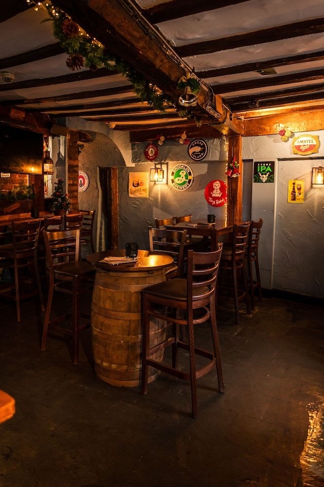 Cromwell's Inn4