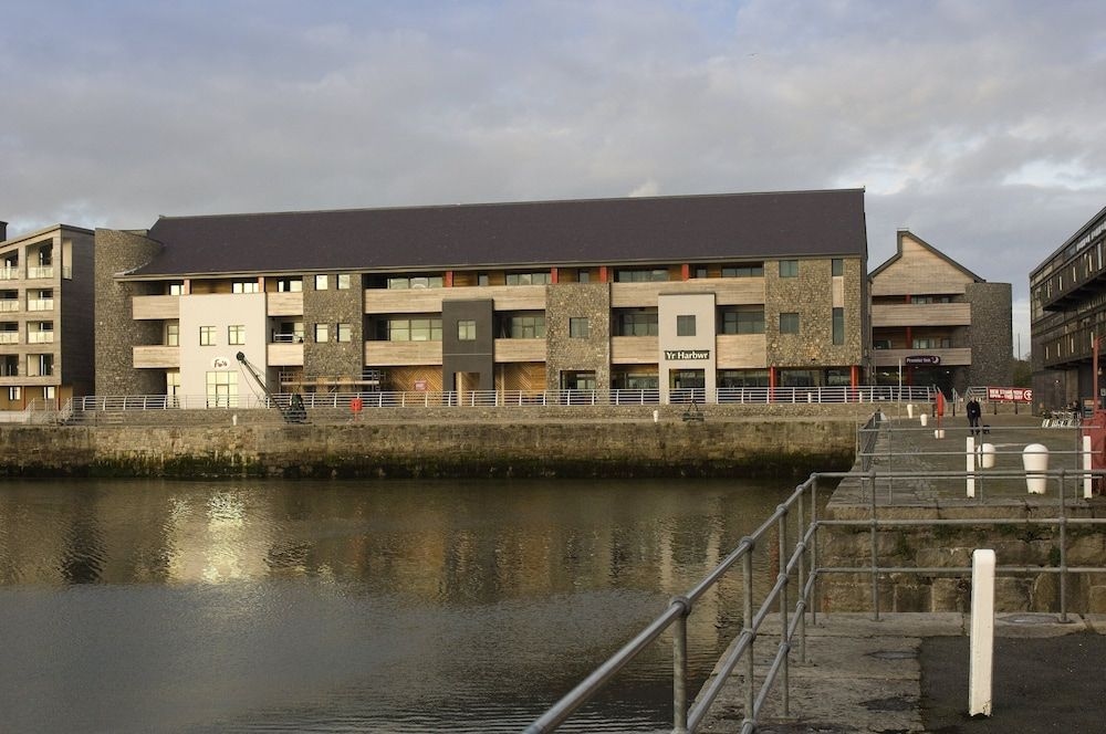 Premier Inn Caernarfon0
