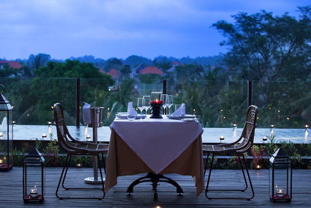 โรงแรมอุบุดวิลเลจ (Ubud Village Hotel)2