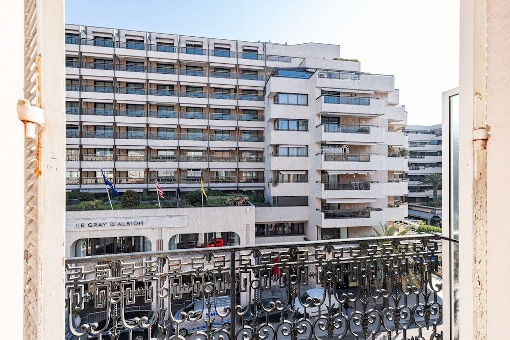 Modern Waikiki Hotel0