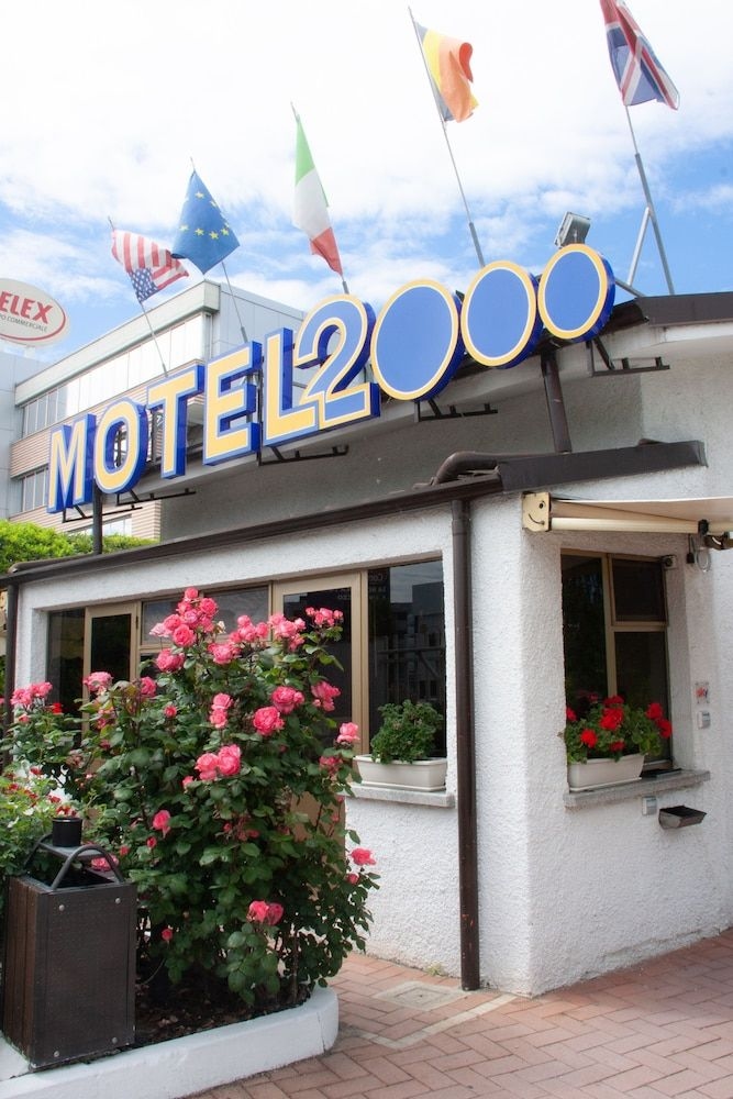 Motel 20001