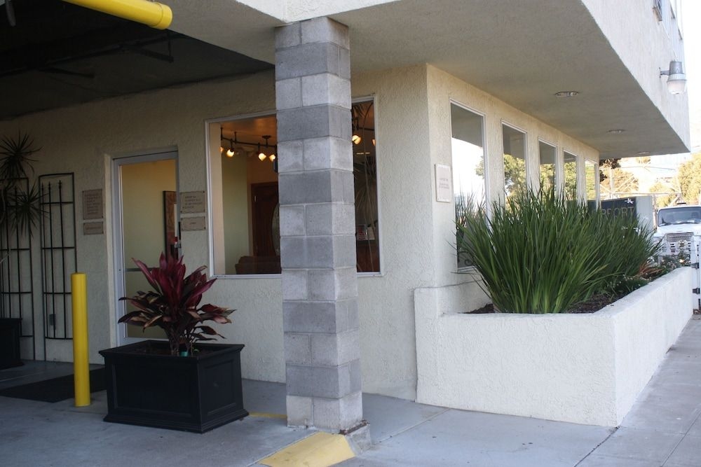 Airport Inn0