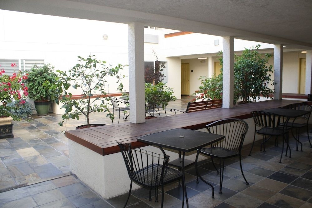 Airport Inn3