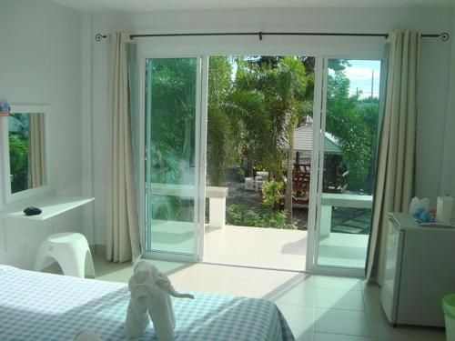 ชาร์ลีส์ บังกะโลส์ (Charlie's Bungalows)0