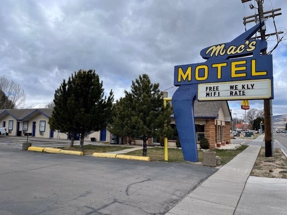 Mac's Motel1