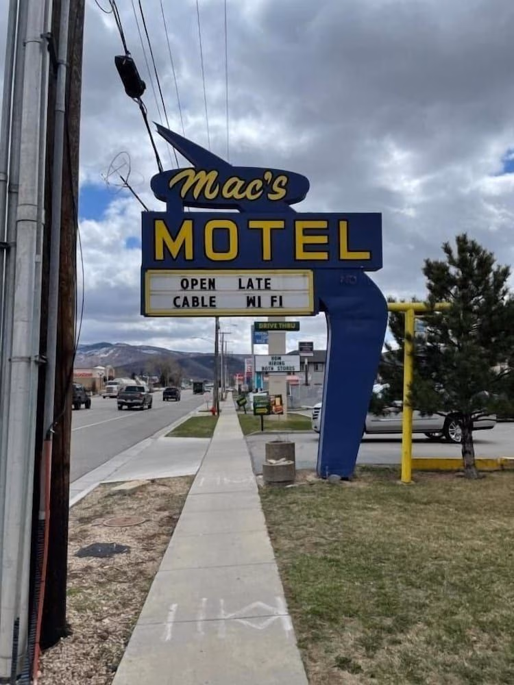 Mac's Motel2