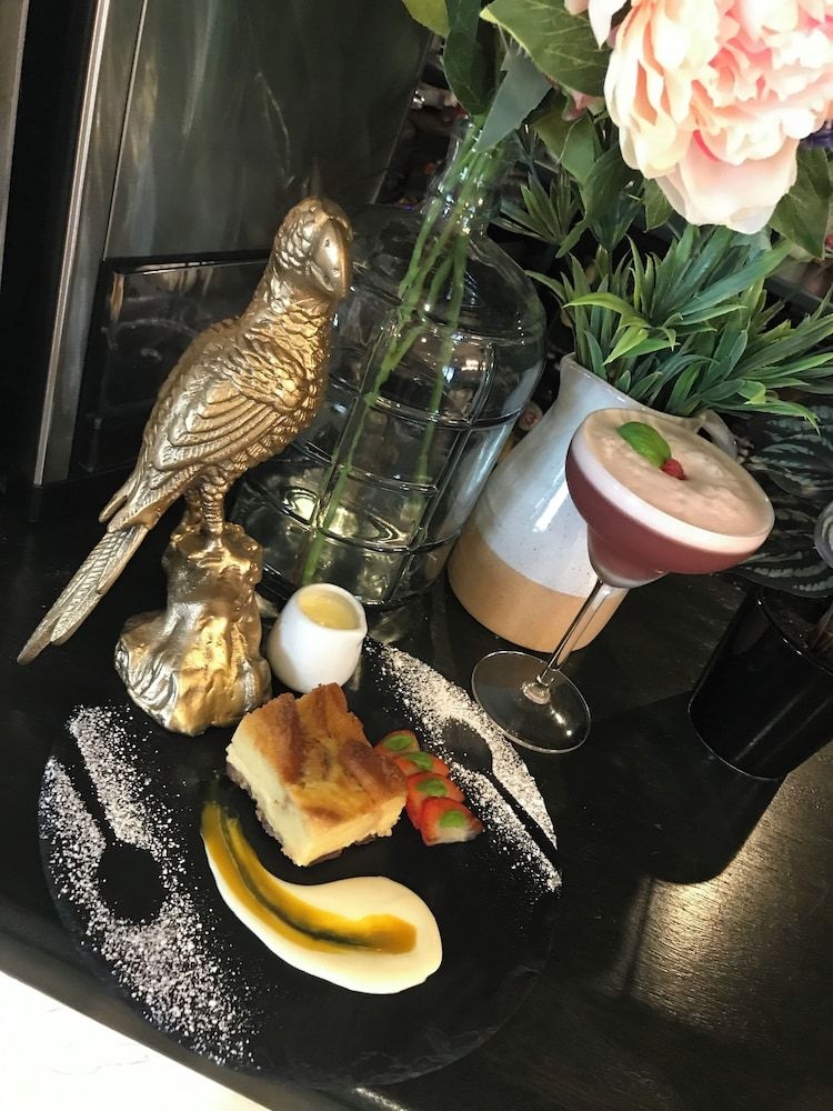 Falcon Hotel2