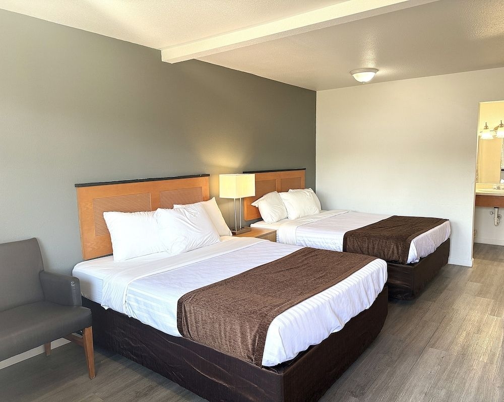 Econo Lodge Chehalis3