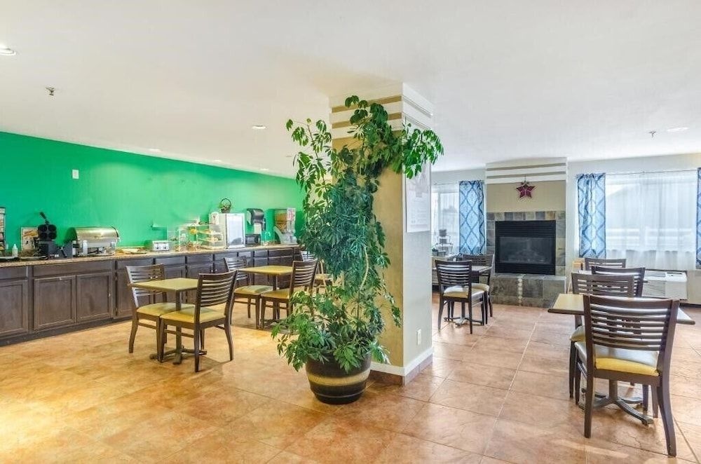 Americas Best Value Inn and Suites Cheyenne4