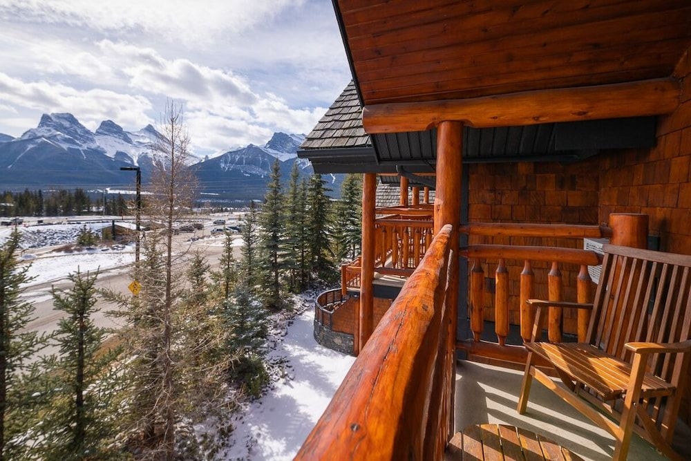 A Bear and Bison Country Inn1