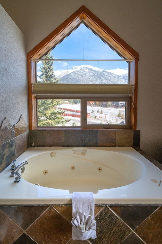 A Bear and Bison Country Inn3
